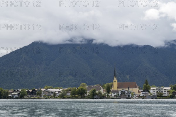 View from the Point peninsula of the district of Egern, parish church of St. Lawrence, behind Wallberg with clouds, Tegernsee, Rottach-Egern, Upper Bavaria, Bavaria, Germany