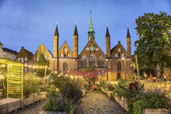 Bürgergärten am Geibelplatz and Heiligen-Geist-Hospital at dusk, Hanseatic City of Lübeck, Schleswig-Holstein, Germany