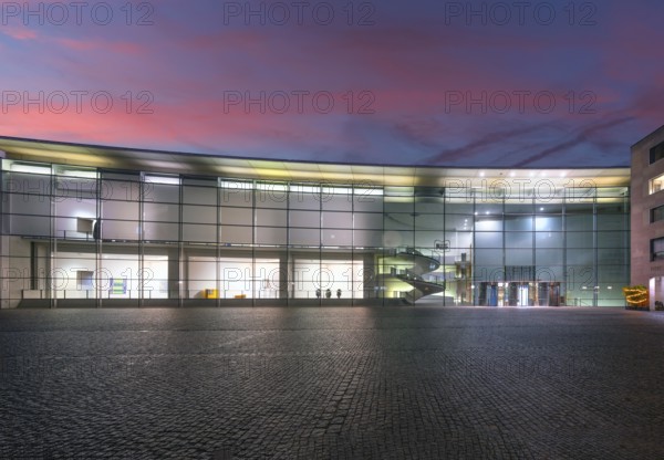 Neues Museum, State Museum of Art and Design in the evening, Luitpoldstr. 5, Nuremberg, Middle Franconia, Bavaria, Germany