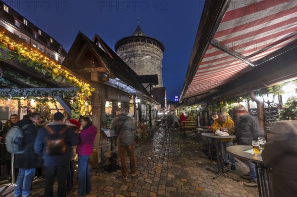 Evening atmosphere in the Handwerkerhof during Advent, the Königstorturm in the back, built around 1550, Nuremberg, Middle Franconia, Bavaria, Germany