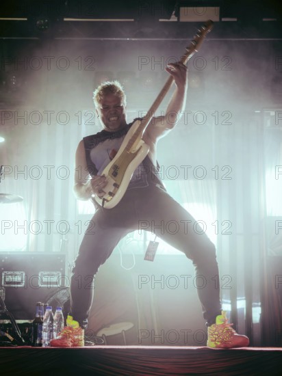 Bass player Chris Wendel from Engst live on 10-year anniversary tour tour at Berlin's Astra Kulturhaus on 20.12.2025