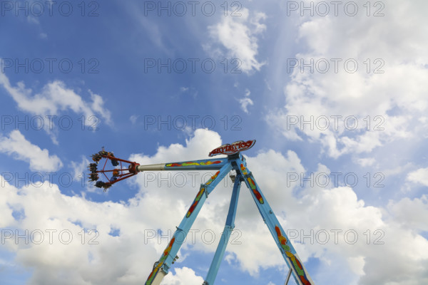 Fairground in Ulm Friedrichsau, folk festival, hustle and bustle, amusement park, amusement attraction, ride, blue sky, clouds, artistico the largest transportable swing in the world, Ulm, Baden-Württemberg, Germany