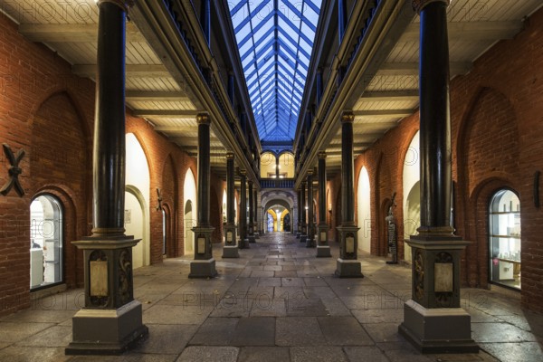 Stralsund medieval town hall, display façade at the Old Market Square, to the left the St. Nicholas Church Hanseatic City of Stralsund, Vorpommern-Rügen district, Mecklenburg-Western Pomerania, Germany
