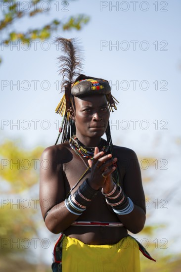 Traditional dance, brightly decorated woman of the Hakaona tribe also Havakona or Hakawona, near Opuwo, Kunene, Namibia
