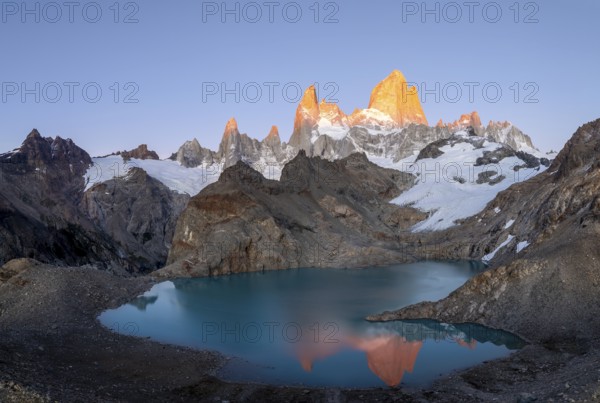 Laguna de los Tres, sunrise, alpine glow, glaciers and glaciers Lake de los Tres, mountains and peaks of Monte Fitz Roy, Cerro Chalten, Los Glaciares National Park, Patagonia, Santa Cruz Province, Argentina