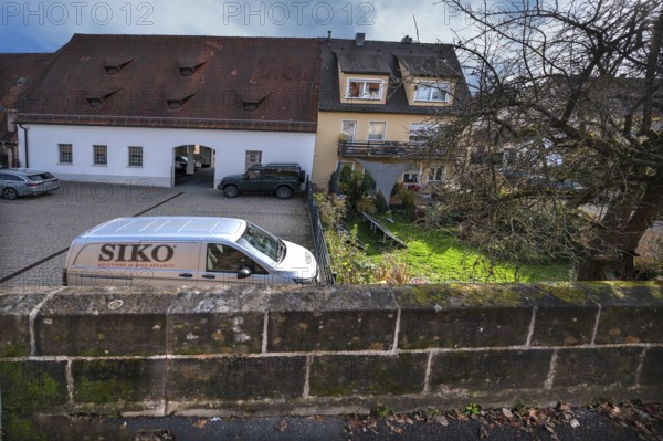 Historic city wall built in the 14th century, old town houses behind, Lauf an der Pegnitz, Middle Franconia, Bavaria, Germany