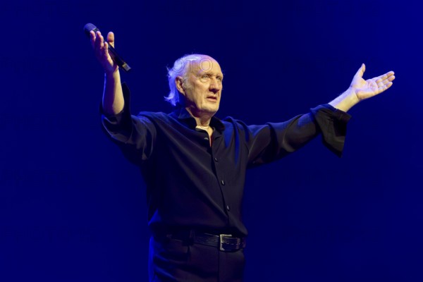 Herman van Veen, singer, songwriter, Netherlands, with the program Achtzig live, 04.12.2025, Admiralspalast, Berlin, Germany < english> Herman van Veen, singer, lyricist, Netherlands, with the program Achtzig live, December 4, 2025, Admiralspalast, Berlin, Germany