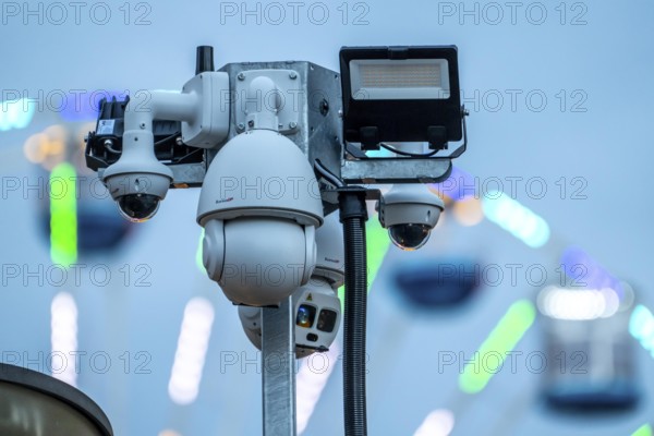 Video surveillance at the Christmas market in downtown Duisburg, Königstraße, by a private security company on behalf of the city, the police are notified of relevant events, North Rhine-Westphalia, Germany