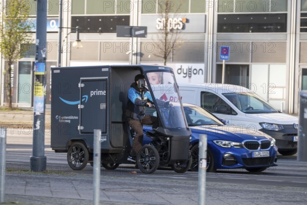 E-cargo bike, e-cargo bike delivery vehicle, pedal drives with e-motor assistance, from the mail-order company Amazon, from a micromobility center near Alexanderplatz, the electric mini transporters in the inner city area deliver over 1.5 million parcels annually, the manufacturer of the e-cargo bikes is the German company Mubea, from Sauerland, Germany
