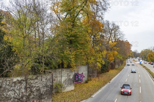 Cannstatter Straße in Stuttgart, federal road B14. The city wants to dismantle the six-lane road and enlarge the neighboring castle garden. But the dividing wall is a listed building. Stuttgart, Baden-Württemberg, Germany
