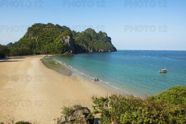 Lonely beach and mountains, Thung Yang Beach, Pak Khlong, Chumphon, Chumphon Province, Central Thailand, Thailand