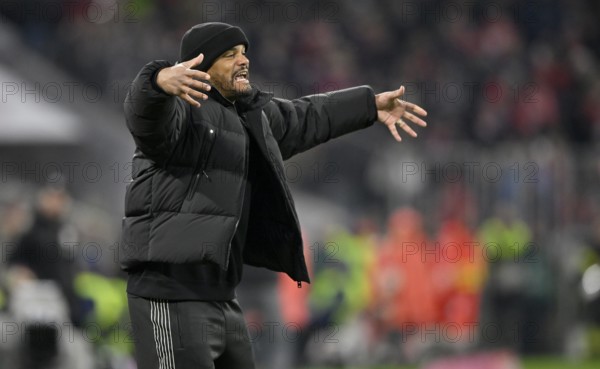 Coach coach Vincent Kompany FC Bayern Munich FCB on the sidelines Gestik Gesture Allianz Arena, Munich, Bayern, Germany