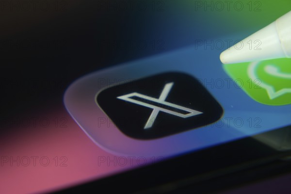 16 Nov 2025- Dhaka, Bangladesh: Close-up of X app icons on a iPad screen