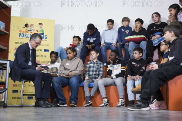 Thorsten Frei, head of the Federal Chancellery, is reading the book The Message in a Bottle by Klaus Kordon at the nationwide reading day at Robert Reinick Elementary School in Berlin on 21.11.2025. He thus represents Federal Chancellor Friedrich Merz, who cancelled at short notice due to urgent scheduling reasons