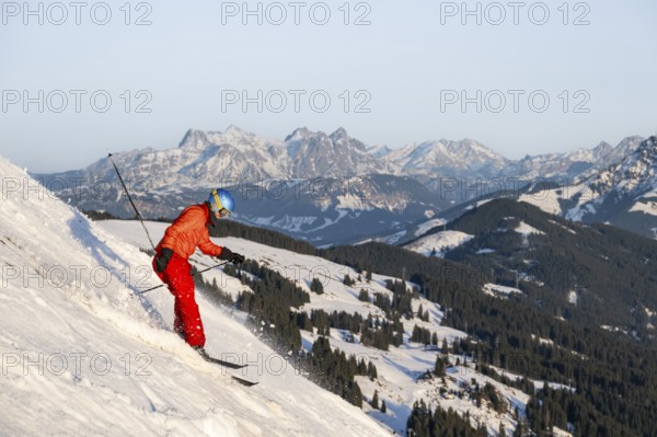 Skiers, downhill Hohe Salve, back Loferer Steinberge, SkiWelt Wilder Kaiser Brixenthal, Hochbrixen, Tyrol, Austria