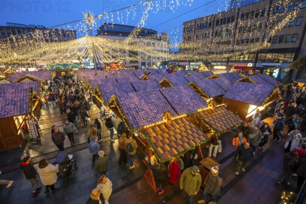 Pre-Christmas time, visitors to de, Christmas market in downtown Essen, on Kennedyplatz, the market is already opening in mid-November, Christmas lights, Essen Light Weeks, North Rhine-Westphalia, Germany