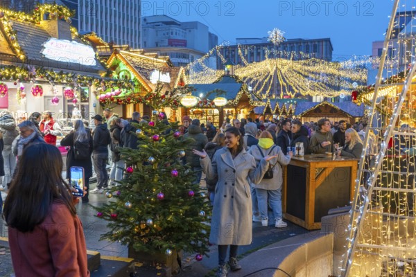 Pre-Christmas time, visitors to de, Christmas market in downtown Essen, on Kennedyplatz, the market is already opening in mid-November, Christmas lights, Essen Light Weeks, North Rhine-Westphalia, Germany
