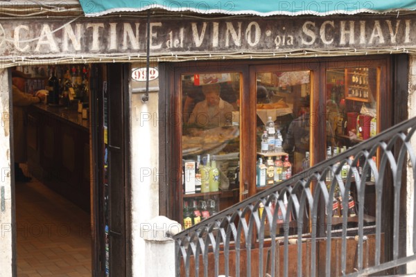 Bàcaria Al Bottegon, small pub where you drink wine or spritz and eat the cicchetti Veneziani, Tapas, Venice, Italy