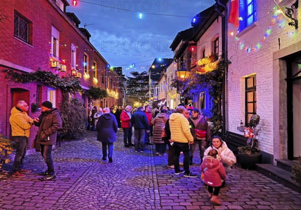 People in the Tiefstraße decorated for the Martin train in the evening, historic old town, Kempen, Lower Rhine, North Rhine-Westphalia, Germany