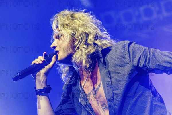 Hannes Braun, singer of the band Kissin' Dynamite live on Back with a Bang World Tour at Capitol Hanover on 09.11.2025