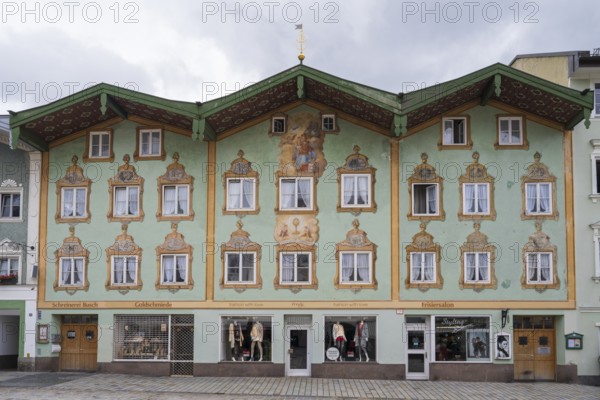 Gabelhäuser mit Lüftlmalerei in der Marktstraße, pedestrian zone, Altstadt, Bad Tölz, Upper Bavaria, Bavaria, Germany