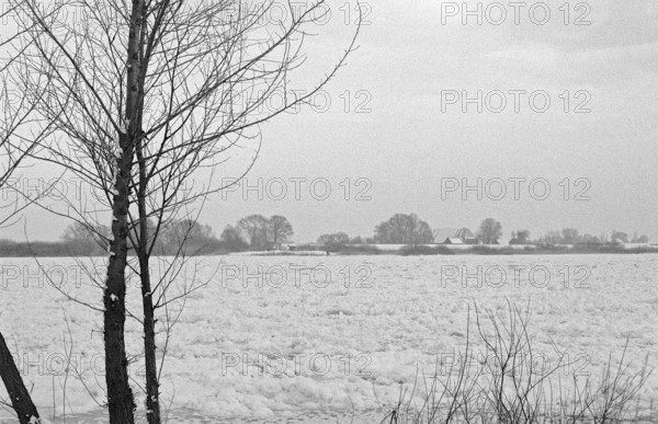 Frozen Elbe, Bleckede, Lower Saxony, Germany, January 03, 1997, vintage, retro, old, historic