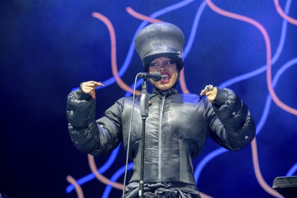 Erykah Badu, singer, USA, soul, hip-hop, R&B, The Return Of Automatic Slim World Tour 2025, live at the Uber Eats Music Hall, Berlin, 04.11.2025 < english> Erykah Badu, singer, hip-hop, live at the Uber Eats Music Hall, November 4th, 2025