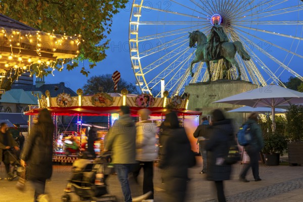 Full city center, shopping street, Kettwiger Straße pedestrian zone in Essen, first takeaways and stalls, even in front of the opening of the Christmas market, Ferris wheel, carousel, Christmas lights, North Rhine-Westphalia, Germany