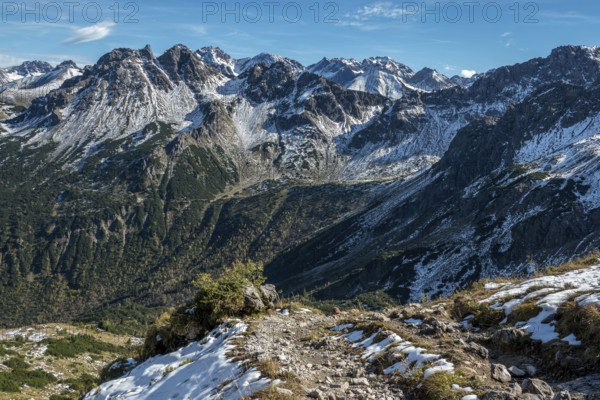 Hiking trail around the pulpit in autumn vegetation, in the back mountains of the Allgäu Alps, Allgäu, Vorarlberg, Austria