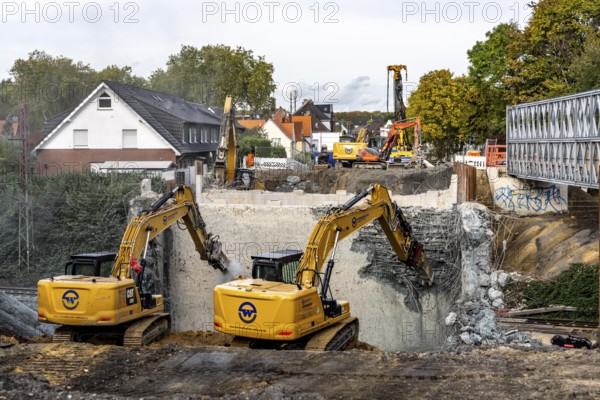 Demolition of an old road bridge, Weierstraße, then new construction of the bridge for the three-track conversion, to extend the Emmerich-Oberhausen railway line, including 47 new bridge structures being built or adapted, the old bridges being replaced by new buildings, for people and especially for freight traffic, extension of the Dutch Betuwe line from the port of Rotterdam, part of the European freight corridor Rotterdam-Genoa, 1300 km long, Oberhausen, North Rhine-Westphalia, Germany