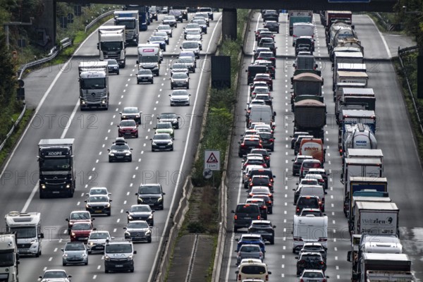 Traffic jam on the A3 motorway between the Hilden junction and the Mettmann junction, view to the south, traffic jam due to construction work, North Rhine-Westphalia, Germany
