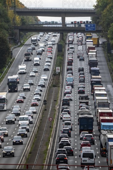 Traffic jam on the A3 motorway between the Hilden junction and the Mettmann junction, view to the south, traffic jam due to construction work, North Rhine-Westphalia, Germany