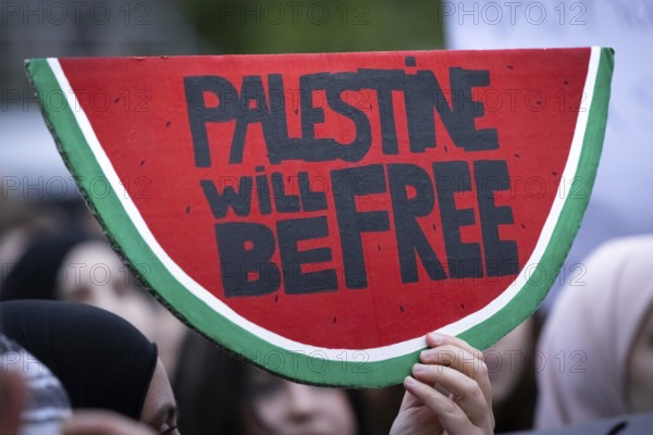 Around 1, 500 people take part in a pro-Palestine demonstration at the Hauptwache in Frankfurt am Main on 7 October 2025. The rally is accompanied by a massive police presence. Exactly two years ago, on 7 October 2023, the terrorist militia Hamas killed more than 1, 100 people in an attack on Israel. Since Israel's subsequent intervention in the Gaza Strip, there have been repeated pro-Palestinian demonstrations throughout Germany