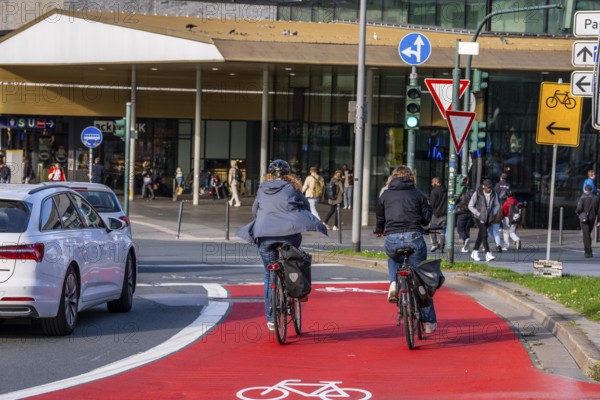 Cycle path, cycle lane, marked in red to draw the attention of motorists to the cycle path, between 2 lanes, Huyssenallee, in front of Europaplatz, in the city centre of Essen, North Rhine-Westphalia, Germany