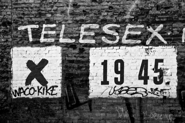 Das Wandbild mit dem Titel Weltbaum 2, Werden, Sein, Vergehen von Ben Wagin am S-Bahnhof Savignyplatz, eine Brandwandgestaltung, Berlin, Deutschland