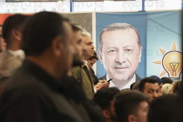 Gaziantep, Türkiye – May 28, 2023. Members of the ruling Justice and Development Party (AKP) follow the announcement of results in the presidential election contested between President Recep Tayyip Erdogan and opposition candidate Kemal Kiliçdaroglu, Gaziantep, Gaziantep, Türkiye