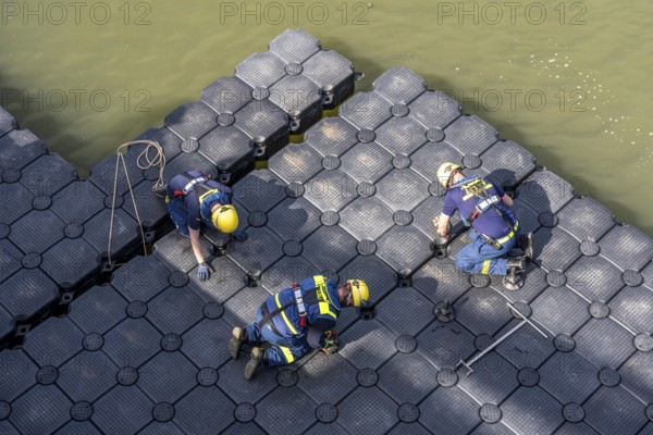 Construction of a floating platform with the jet-float system, this can be used as a work platform, jetty or bridge, water hazards specialist group, in Düsseldorf, at the major exercise FÜLEX25, lasting several days, of the THW, Federal Agency for Technical Relief, North Rhine-Westphalia, over 3500 volunteers from the 127 North Rhine-Westphalia local organisations practise many different deployment scenarios over 4 weekends