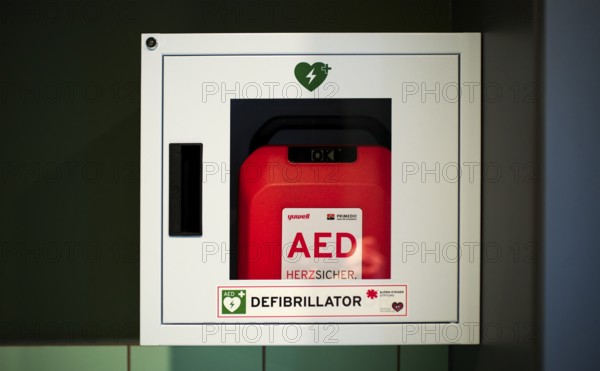 AED defibrillator, automated external defibrillator, storage cabinet, protective box, medical devices, Stuttgart, Baden-Württemberg, Germany