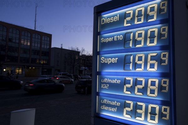 The price table for a gas pump in Bismarckstraße shows prices per liter of over 2 euros in some cases. Following the joint attack on Iran by Israel and the United States of America and the subsequent closure of the Strait of Hormuz, crude oil prices have risen rapidly