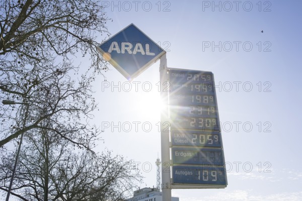 The price table for a gas pump on Messedamm shows prices per liter of sometimes over 2 euros. Following the joint attack on Iran by Israel and the United States of America and the subsequent closure of the Strait of Hormuz, crude oil prices have risen rapidly