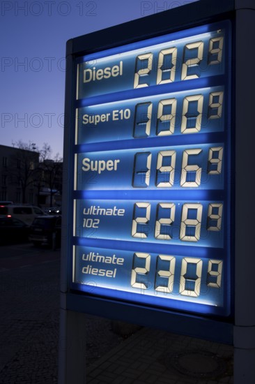 The price table for a gas pump in Bismarckstraße shows prices per liter of over 2 euros in some cases. Following the joint attack on Iran by Israel and the United States of America and the subsequent closure of the Strait of Hormuz, crude oil prices have risen rapidly