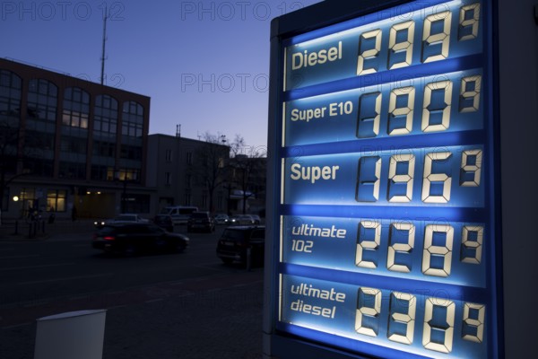 The price table for a gas pump in Bismarckstraße shows prices per liter of over 2 euros in some cases. Following the joint attack on Iran by Israel and the United States of America and the subsequent closure of the Strait of Hormuz, crude oil prices rose rapidly. Note: The 299 cents displayed for diesel are due to a price adjustment at the time of recording