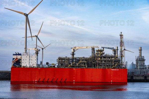 Liquefied gas terminal, so-called FRSU's, floating storage regasification units, factory ship Eemshaven LNG, this LNG terminal, called EemsEnergy Terminal, restores the liquefied natural gas to a gaseous state and discharges it into the Gasunie pipeline network and thus into the consumer network, Eemshaven, the Netherlands