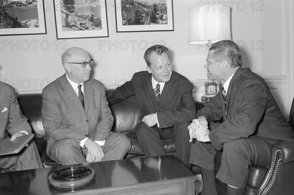 US Secretary of Defence Robert S. McNamara (right) meets in the Pentagon with Fritz Erler (left), member of the Social Democratic Party and deputy chairman of the parliamentary group in the Bundestag of the Federal Republic of Germany, and Willy Brandt, SPD, Mayor of West Berlin. USA 1965 Contemporary history, historical