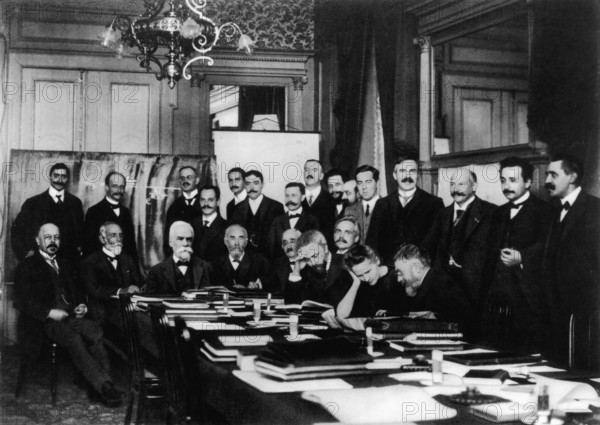 The first Solvay conference of 1911 brought together the world's top experimental and theoretical physicists. The only woman involved: Marie Curie, chemist and physicist of Polish descent. She coined the term “radioactive” to describe radiation. Together with her man and Henri Becquerel, she received the Nobel Prize in Physics on a pro rata basis. In 1911, she and her man received the Nobel Prize in Chemistry for the discovery of the chemical elements polonium and radium. Marie Curie is one of the five people who have received a Nobel Prize several times. She also received Nobel Prizes in two different subject areas. An absolute exceptional scientist. research, science, contemporary history, historical