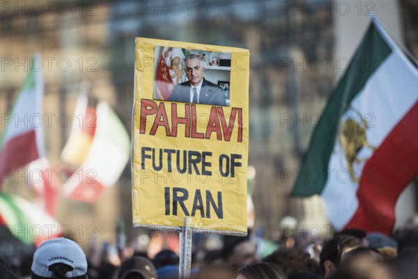 Shield Pahlavi, Future of Iran (Pahvali, Future of Iran) at the demonstration of exiled Iranians under the motto Freedom for Iran under the leadership of Prince Reza Pahlavi in Berlin, Brandenburg Tor on 1 March 2026. The reason for the gathering is the joint attack on Iran by Israel and the USA and the associated death of the previous head Ali Khamenei