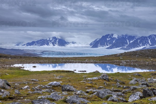 Hornbaekpollen, Hornbækpollen, small bay at Liefdefjorden, east of Erikbreen, Haakon VII Land in summer, Spitsbergen, Svalbard, Norway