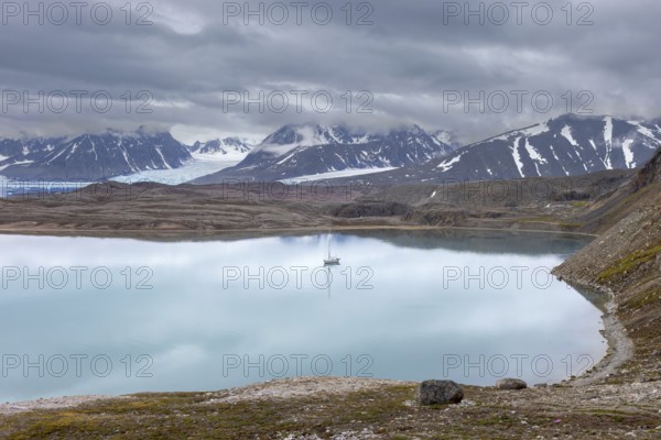 Sailing boat anchored in Hornbaekpollen, Hornbækpollen, bay at Liefdefjorden, east of Erikbreen, Haakon VII Land in summer, Spitsbergen, Svalbard