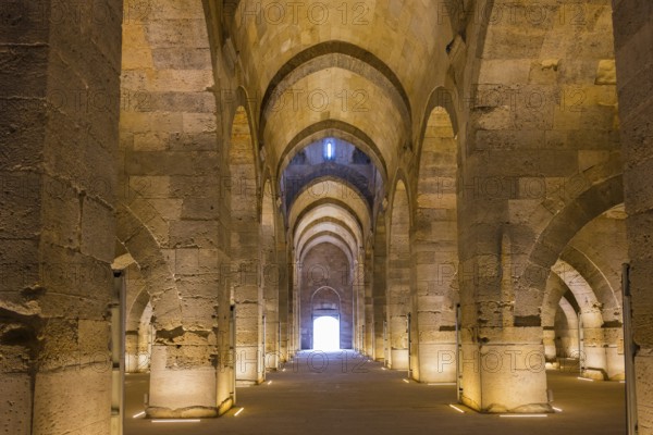 Mighty stone hall with a series of arches and a central light point, Sultanhani caravanserai, on the former Silk Road, museum, Sultanhani Kervansaray, Sultanhani, Aksaray province, Turkey