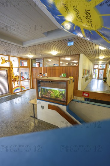 Colourful entrance area with aquarium and wooden decor, Schlehengäu Grund Schule Gechingen, Calw district, Germany